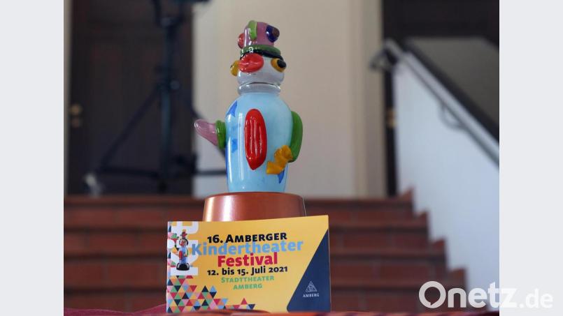 Nach einer Idee des Künstlers Otmar Alt ist die Trophäe &quot;Kit&quot; entstanden: Das Ensemble, das der Kinder-Jury des Amberger Kindertheaterfestivals am besten gefallen hat, bekommt diesen besonderen Preis. Bild: Wolfgang Steinbacher
