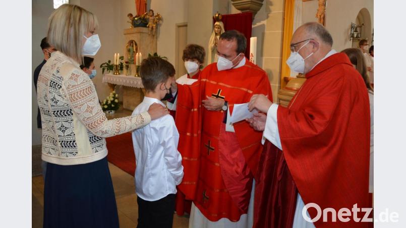 Regens Martin Priller (Zweiter von rechts), der Chef des Regensburger Priesterseminars, firmte am Samstagvormittag in Mitterteich 92 junge Menschen. Rechts Stadtpfarrer Anton Witt. Bild: jr