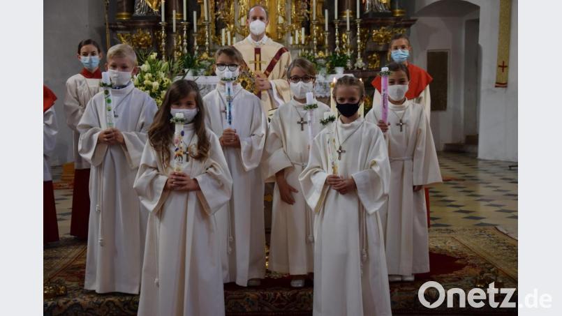 Sechs Kinder aus den Pfarreien Hohenburg und Adertshausen empfangen in der Pfarrkirche St. Jakobus zum ersten Mal die Kommunion. Darüber freut sich Pfarrer Hans Jürgen Zeitler. Bild: bö