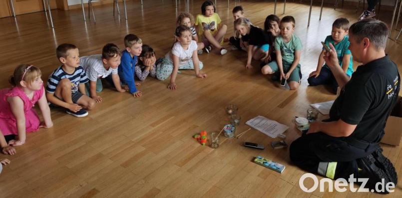 Die Hahnbacher Vorschulkinder mit Brandschutzerzieher Andreas Pryzbilla. Bild: Tobias Göbl/exb