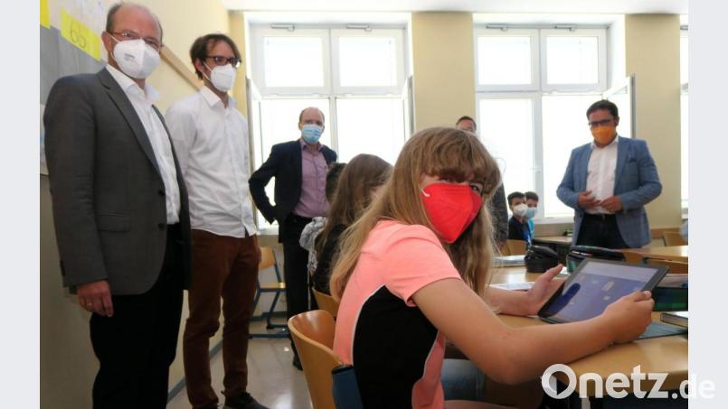 Beim Unterrichtsbesuch am Ortenburg-Gymnasium besprachen (von links) Jürgen Biffar (Stiftung Digitale Bildung), Lehrer Andreas Wohlgemuth, Schulleiter Ludwig Pfeiffer und MdL Tobias Gotthardt (rechts) Erfahrungen aus dem Schulversuch für die Brainix-Lernsoftware. Beim Thema „Digitales Lernen“ plant die Oberviechtacher Schule technische Aufrüstungen in den Klassenzimmern. Bild: rhi