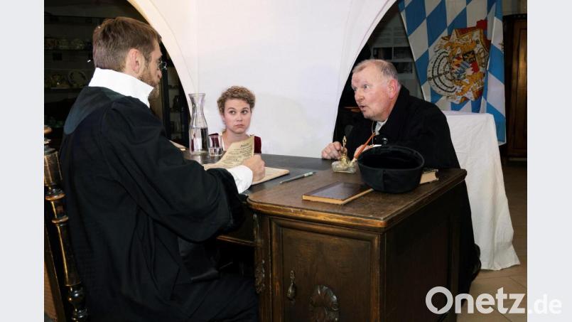 Max Haberer (Roland Fritsch, rechts) erbettelt sich in Gaststätten sein Essen. Das ist ein Fall für Amtsgerichtsrat (Christian Gnan). Kellnerin Franziska (Meike Birner) sagt als Zeugin aus. Bild: u