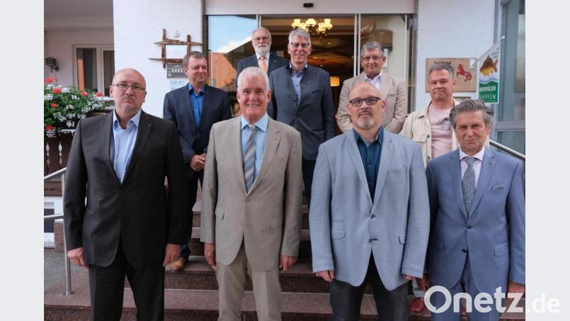 Sie stehen für ein Jahr an der Spitze des Lions-Clubs Amberg. Vorne von links Frank Mitschke, Präsident Klaus-Peter Kohl, Andreas Aßmuth und Armin Müller. Dahinter von links: Andreas Herrmann, Peter Seidl, Hans Bäumler, Martin Belmer und Karlheinz Müller. Bild: usc