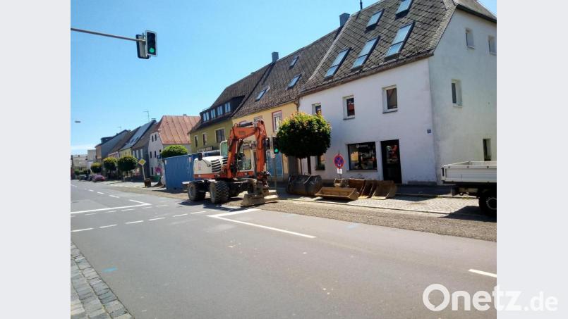 Die ersten Bauarbeiten laufen. Die Zufahrt zum Markt ist für Anwohner und Kunden weiter möglich. Bild: fpoz