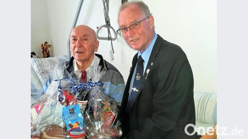 Vorsitzender Peter Ertl (rechts) gratulierte Andreas Enslein, einem der ältesten &quot;7er&quot;-Kameraden, zum 90. Geburtstag. Bild: hcz