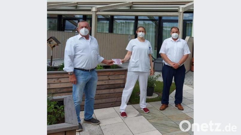 Willi Hirsch, Obmann der Schiedsrichtergruppe Weiden (links) und Beisitzer Edgar Götz (rechts) übergaben Chefärztin Dr. Stephanie Kuchlbauer eine Spende über 1000 Euro für die Palliativstation am Klinikum Weiden. Bild: Kliniken Nordoberpfalz/exb
