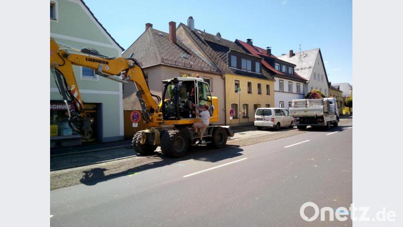 Die ersten Bauarbeiten laufen. Die Zufahrt zum Markt ist für Anwohner und Kunden weiter möglich. Bild: fpoz