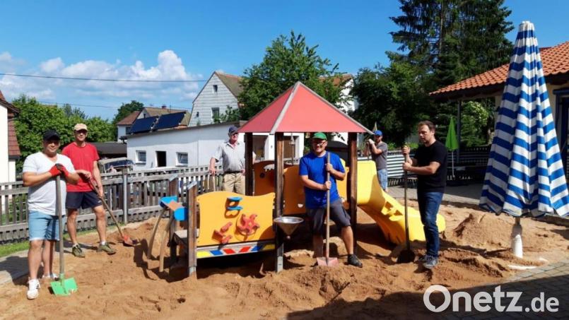 Kirchenpfleger Stefan Kausler (vorne Mitte) sowie zahleiche Papas von Kindergartenkindern leisteten und Anleitung von Huber Becher gute Arbeit im Kinderhaus. Bild: soj