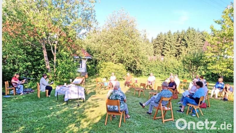 Die Besucher freuten sich, endlich wieder bei einem Gottesdienst ohne Maske singen zu dürfen. Bild: hai
