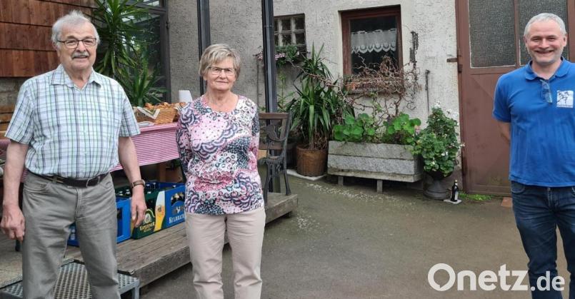Die Stadt- und Jugendblaskapelle „Grenzlandbuam“ Bärnau gratulierte Gretl Weigl zum 80. Geburtstag. Im Bild (von links) Ludwig Weigl, Gretl Weigl und Dirigent Günther Freundl. Bild: Karin Ockl/exb
