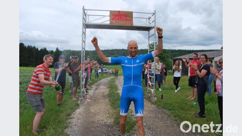 Der Sieger der &quot;Brünnthal Challenge 2&quot;: Rainer Steuerl wird beim Zieleinlauf von seinen Fans gefeiert. Bild: gsp