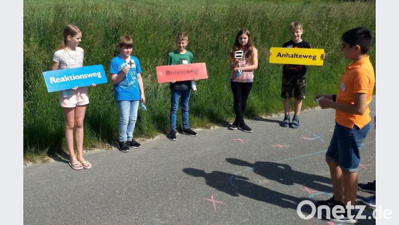 Die Schüler hatten auch selbst einige Aufgaben zu lösen. Bild: njn