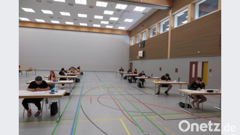 25 Schülerinnen und Schüler der Abschlussklasse M10 der Mittelschule Kemnath unterzogen sich in der Mehrzweckhalle den schriftlichen Deutsch-Prüfungen für den Mittleren Schulabschluss. Bild: jzk