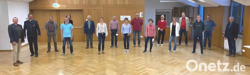 Die Freie Wählergemeinschaft in Parkstein hat eine neue Führungsspitze gewählt. Vorsitzende ist nun Silvia Korsche-Ströhl (Siebte von links), Stellvertreter Roman Schäfer (Vierter von links). Bild: bey