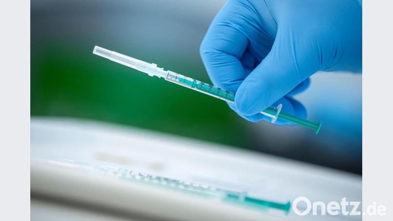 Schüler ab 12 Jahren können sich am Wochenende in Hof impfen lassen. Symbolbild: Sina Schuldt/dpa