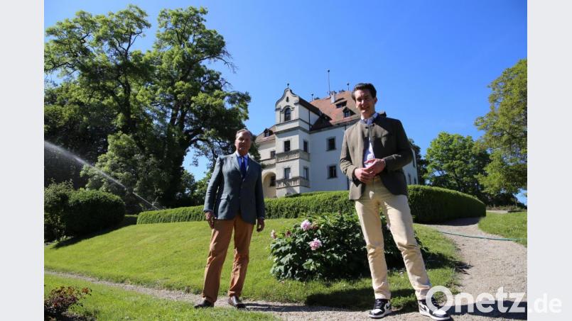 Die Barone Eberhard von Gemmingen-Hornberg (links) und Johannes von Gemmingen-Hornberg vor dem Schloss Friedenfels. Es befindet sich im Besitz der Familie. Bild: Böhm, Sebastian
