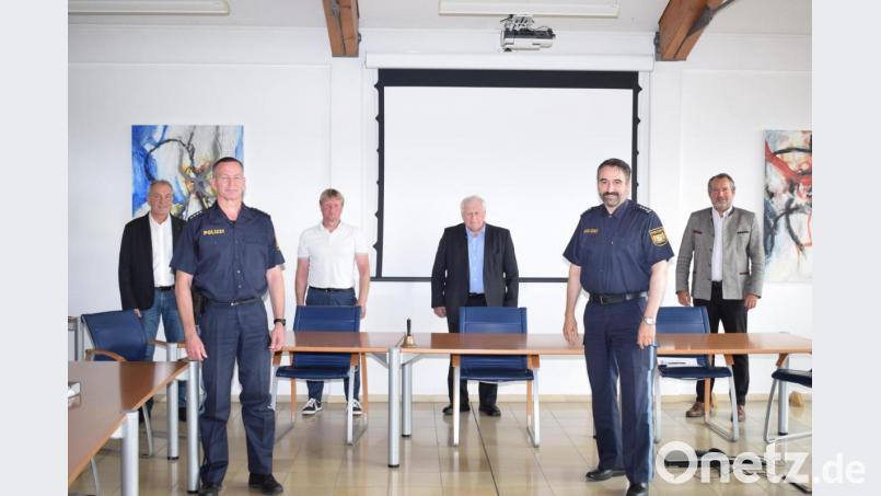Die Sicherheitslage in der Verwaltungsgemeinschaft Nabburg unterbreiteten Erster Polizeihauptkommissar Günther Vierl (vorne rechts), Leiter der PI Nabburg, und Polizeihauptkommissar Stefan Weinberger den Bürgermeistern (von rechts) Frank Zeitler, Johann Wilhelm, Markus Schiesl und Ordnungsamtsleiter Reinhard Schlosser. Bild: bnr
