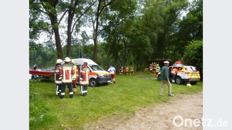 An der Suche nach dem vermissten Angler am Schwarzen Weiher bei Mantel beteiligten sich zahlreiche Helfer. Eine halbe Stunde nach Mitternacht fahnden Taucher den Mann tot im Gewässer. Bild: bk