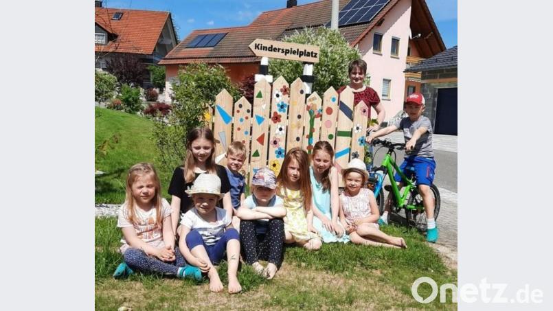 Als die bemalten Bretter "Am Hopfenfeld" aufgestellt wurden, bedankte sich Bürgermeisterin Sonja Meier (im Hintergrund) bei den Buben und Mädchen. Bild: amö
