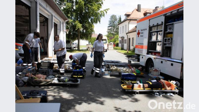 Während an vier Übungsstationen „Verletzte“ versorgt wurden, baute eine fünfte Gruppe parallel dazu eine Patientenablage auf, wie es auch bei größeren Schadenslagen gemacht wird. Bild: Karsten Friedrich/exb