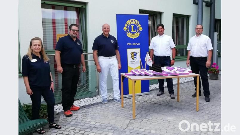 Die Neustädter Lions überreichen für Senioren in den Heimen Tablets an das BRK mit (von links) Heimleiterin Michaela Heldwein-Keim, dem damaligen Lions-Präsidenten Yul Regler, dem Kabinettsbeauftragten Senioren Christian Kick, Kreisgeschäftsführer Sandro Galitzdörfer und dem BRK-Referenten für Pflege Andreas Wöhrl. Bild: Lions-Club Neustadt