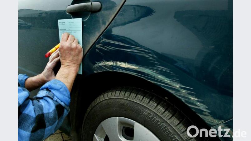 Schäden beim Ausparken sind schnell passiert. Einen Zettel, wie hier auf dem Symbolfoto, hat der Verursacher nicht hinterlassen. Allerdings waren die Unfallspuren, die das Gericht in Augenschein nahm, trotz der Schadenshöhe von knapp 2000 Euro kaum zu erkennen. Symbolbild: Roland Weihrauch/dpa