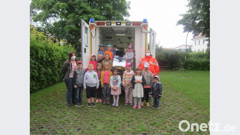 Ein Team des BRK war mit einem Rettungswagen im Kinderhaus die „Die kleinen Hankerler“ in Mitterteich zu Gast. Bild: Städtisches Kinderhaus Mitterteich/exb