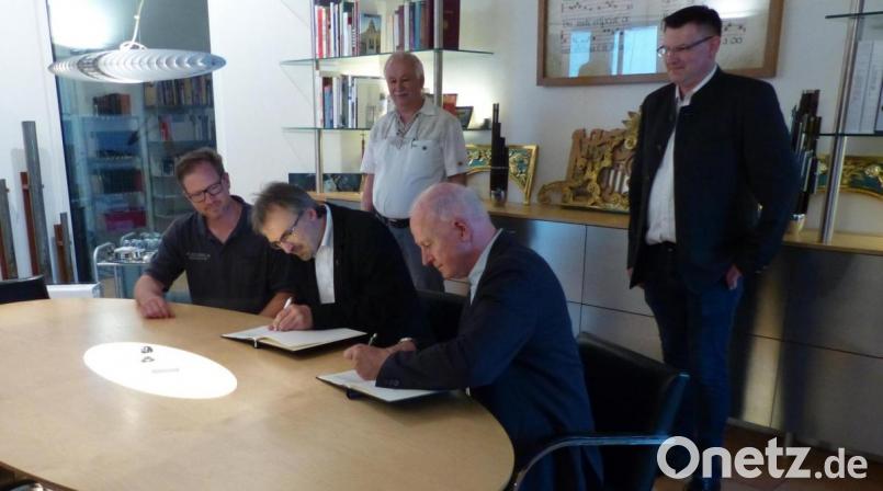 Der Vertrag für die Restaurierung der Voit-Konzertsaalorgel ist unterschrieben: Das Bild zeigt Johannes Vleugels, Pfarrer Martin Besold, Hans-Georg Vleugels (von links, sitzend), Alfons Meierhöfer und Holger Popp (von links, stehend). Bild: Holger Popp