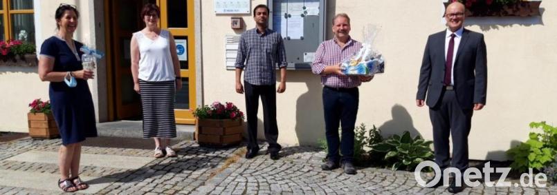 Die Einrichtungsleiterinnen Michaela Schmidt (Brand) und Bianca Kastner (Ebnath) mit Pfarrer Pater Anish George, Bürgermeister Bernhard Schindler und Kirchenpfleger Stefan Kausler (von links). Bild: soj