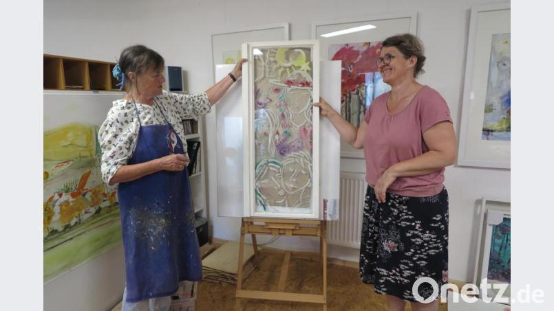 Bei der Besprechung ihres „Familienbildes“ freute sich Waltraud Müller (rechts) über das Lob von Susanne Vonhoff. Bild: jzk