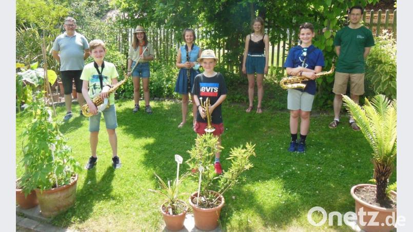 Aktive der Ehenbachtaler Blaskapelle erreichen das Juniorabzeichen (von links): Fachprüfer Stefan Karl, Severin Kellner, Charlotte Turner, Hannah Schorner, Logan Turner, Fachprüferin Stefanie Rumpler, Lukas Siegert und Juniorprüfer Michael Leitl. Bild: Michael Leitl/exb