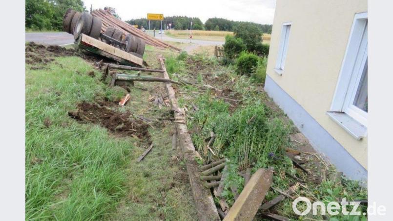 Sieht schlimm aus, ging aber letztlich glimpflich aus: Bei Kleinfalz (Sulzbach-Rosenberg) ist ein Holz-Laster verunglückt. Bild: Polizeiinspektion Sulzbach-Rosenberg/exb