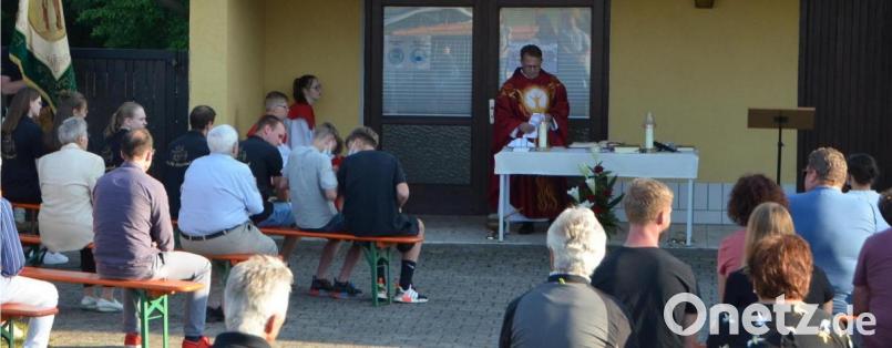Bei einem Freiluftgottesdienst erinnerte Dekan Alexander Hösl an den großen Zweifler Thomas, der als Kirchenpatron in der Filialkirche die schützenden Hände über die Bevölkerung hält. Ein sehr sympathischer Heiliger auch in unserer Zeit. Bild: dob