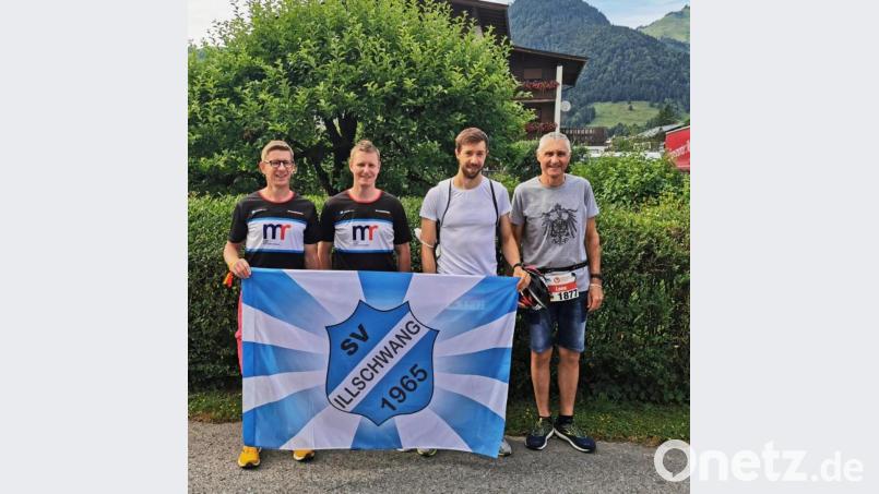 Das Banner des SV Illschwang halten (von links) Jürgen und Stefan Übler sowie Johannes und Hans Loos auch am Walchsee in Österreich hoch. Dort nahmen sie am Triathlon Challenge teil. Bild: no