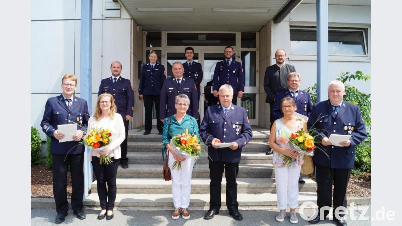 Großer ehrenamtlicher Einsatz bei der Feuerwehr Schirmitz: Landrat Andreas Meier (oben, rechts) zeichnet mit den Landkreisführungskräften die vier Jubilare Stefan Koller, Bernhard Bock, Helmut Kleimt (vorne von links, mit Ehefrauen) sowie Johann Kick (zweite Reihe, rechts) für je 40 Jahre aktiven Dienst mit dem staatlichen Ehrenzeichen in Gold aus. Bild: du