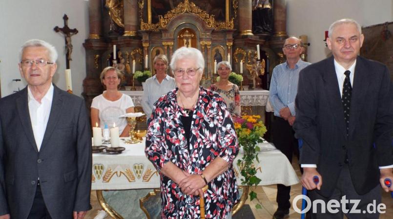 Die Pfarrei Theuern verabschiedet die langjährige Mesnerin (vorn, von links): Pfarrer Josef Beer, Gertraud Lobenhofer und Pfarrer Herbert Grosser; hinten (von links): Ulrike Schöner, Maria Seegerer, Bernadette Hergl und Alfred Beier. Bild: e
