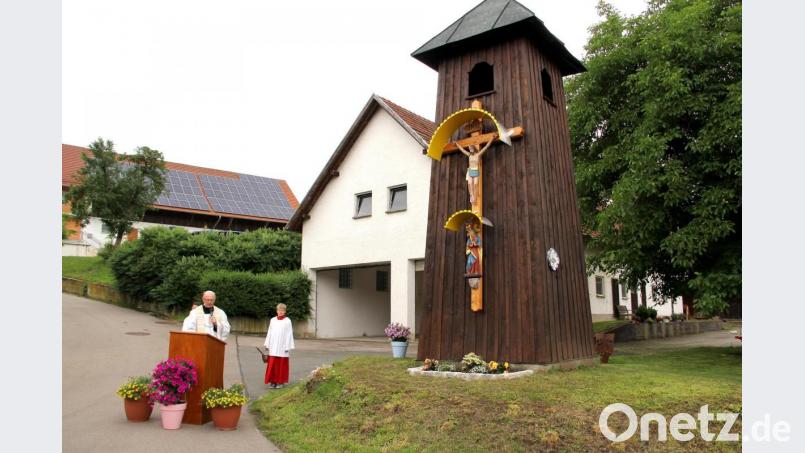 Pfarrer Herbert Rösl segnet Glockenturm und Dorfkreuz. Im gepflegten Umfeld ist das Denkmal eine echte Bereicherung für das Dorf. Bild: boj