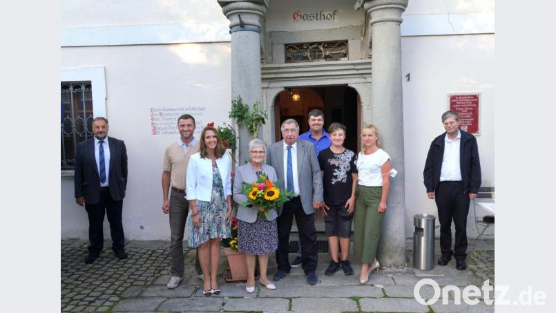Maria Glatter, die Waldthurner Mesnerin und ihr Herbert (Mitte) feiern mit ihrer Familie goldene Hochzeit - es gratulieren Bürgermeister Josef Beimler (links) und Pfarrer Norbert Götz (rechts) Bild: fvo