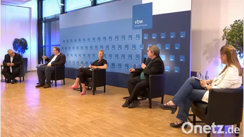 Über die Gesundheitsversorgung in der Oberpfalz diskutierten (von links) Erich Irlstorfer (CSU), Ulrich Lechte (FDP), Moderatorin Anja Stubba, Stefan Schmidt (Grüne) und Christine Völzow (VBW). Screenshot: gib
