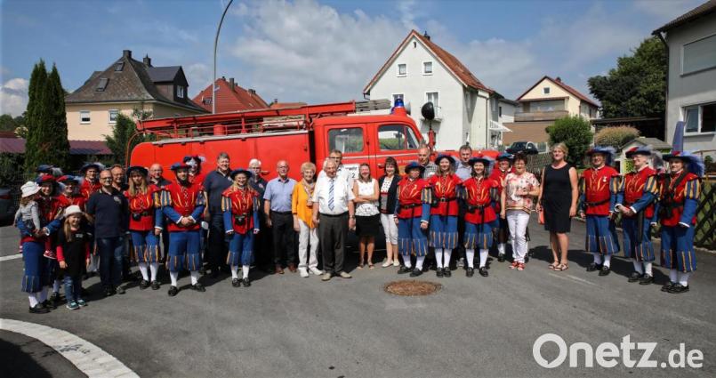 Groß war die Gratulantenschar zu Josef Kastners 80. Geburtstag. Auf dem Bild sind Josef und Dorothea Kastner (Mitte) sowie die Feuerwehrkameraden und Abordnungen der Vereine zu sehen. Im Hintergrund der alte Magirus aus dem Jahr 1964, den Kastner in- und auswendig kennt. Bild: njn