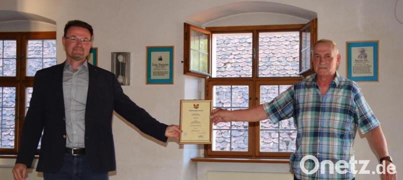Andreas Pollinger (rechts) wird zum Feldgeschworenen bestellt. Bürgermeister Florian Junkes überreicht ihm die Ernennungs-Urkunde. Bild: bö