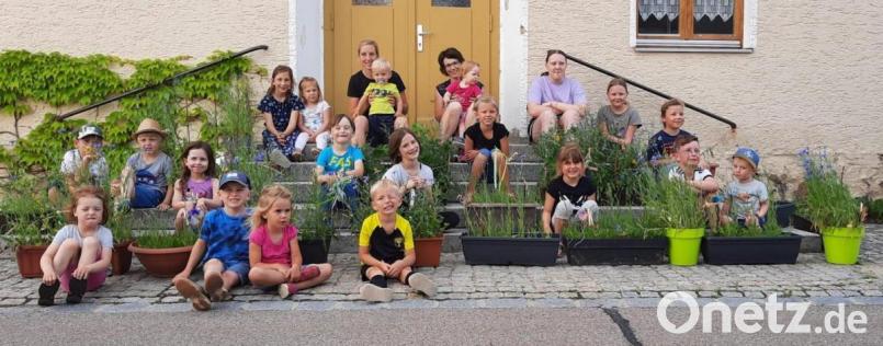 Die Kindergruppe des Gartenbauvereins brachte die selbst gezogenen Blumen ans Vereinshaus. Bild: Simone Schanderl/exb