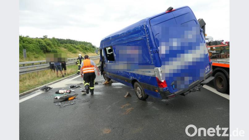Ein Abschleppunternehmen lädt den verunfallten Transporter auf, der zur Seite gekippt war. Bild: dob