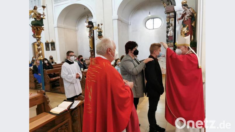 Weihbischof Pappenberger firmte die Jungen und Mädchen. Bild: gz