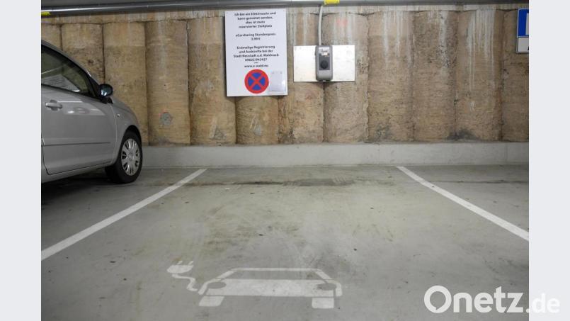 Die Stadt Neustadt möchte, dass der E-Carsharing Parkplatz in der Tiefgarage &quot;Am Schmidrangen&quot; nach dem Aus durch den derzeitigen Betreiber nicht lange verwaist bleibt. Bild: Gabi Schönberger