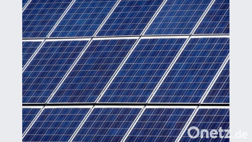 Solarmodule für eine Freiflächen-Photovoltaikanlage, wie sie auch schon bald für den Solarpark Kürmreuth benötigt werden. Symbolbild: Andrea Warnecke/dpa