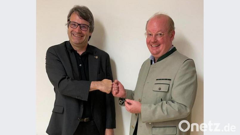 Christoph René Holler (links) übernahm das Amt des Präsidenten des Lions-Clubs Marktredwitz-Fichtelgebirge von Severin Wejbora (rechts). Bild: Lions-Club/exb