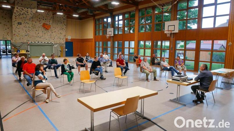Nach dem coronabedingten Ausfall im vergangenen Jahr fand in Friedenfels wieder eine Versammlung des Vereinskartells statt. Rege diskutierten dabei 19 Vereinsvertreter mit Bürgermeister Oskar Schuster (rechts). Bild: bsc