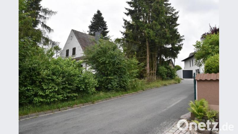 Für das neue Baugebiet an der Breitenbrunner Straße (Blick in südliche Richtung) wird auch dieses leerstehende Haus weichen müssen. Bild: Andreas Royer