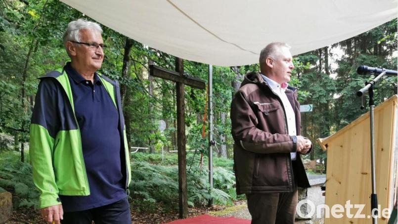 Manfred Schaller, (links) der Vorsitzende des Kapellenvereins Heinersreuth, heißt zur Jahreshauptversammlung unter freiem Himmel auch Bürgermeister Jürgen Kürzinger willkommen. Bild: hzi